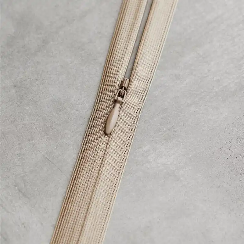 ZIPPER INVISIBLE MM 30 cm WARM SAND Jetzt Bestellen